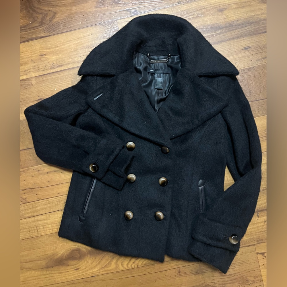 Marc By Marc Jacobs black 48% virgin wool
Coat with brown acrylic buttons size 2